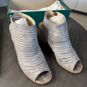 Paul Green Size 9.5 Silver Brushed Suede Sandals